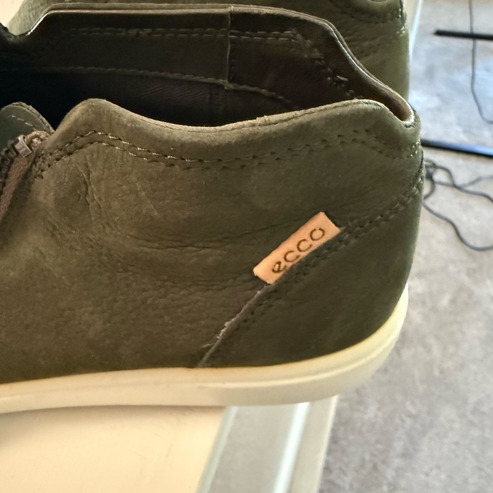 ECCO Women’s Olive Green Sneakers New Without Tags - Picture 4 of 4
